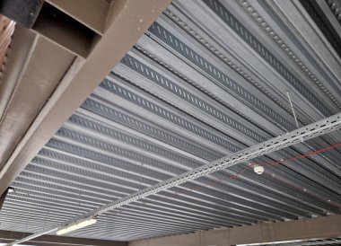 Yangına dayanıklı dumana duyarlı bobinlerle donatılmış metal profillerden oluşan bir tavan. İtfaiyecileri yeraltı garajı konusunda uyarır. Güvenlik aygıtının kırmızı kabloları