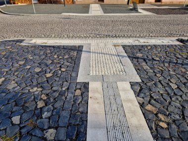 Yol kenarına işaretler çizilmiş. Durmaması gereken ve park etmemesi gereken zebra. Yeşil plastik direklerin desteğiyle asfalt. Bu direkler esnek kauçuktan yapılmıştır, böylece dövebilirler, kırmızı asfalt.