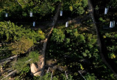 Sandalye dağlarda kaldırır kayakçıları kışın yamaçlara taşır ve bisikletçiler yazın dağ bisikletleriyle bisiklet sürerler..
