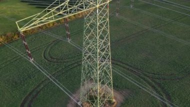 Elektrik şebekesi çok uzun. Elektrik santralinden tüm şebekeyi besliyor. Bilinç kaybı tehlikesi her evi korkutur. Elektriksiz şehir, artık enerjinin akmadığı yer. cam yalıtıcı