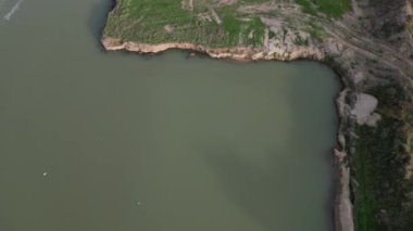 Sahibi, doğal kaynakların çıkarılması için tarlasını satmadı ve arsa zaten suyla çevrili. Emme aletli kum madenciliği.