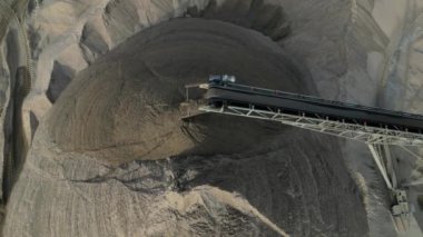 Gri paslanmaz çelik sütun silindirik şekil. Şeffaf bir kapağı ve LED lambaları olan bir lamba. Sokak lambasının üstünde küçük bir güneş paneli var. halka açık park