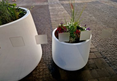 Gri küp kapılı cam uyarı bantları, şeffaf veya cam kapılarla ilgili kazaları önlemek için bir güvenlik önlemidir. Bu çıkartmalar cam kapının görünürlüğünü arttırmak için..