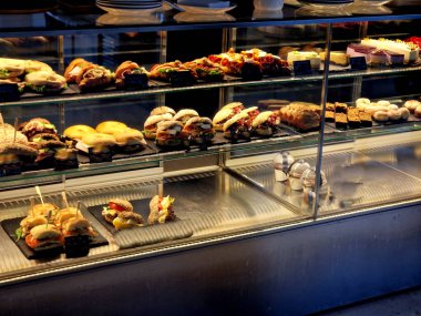 Hamur işleri, lezzetli baget, çörek, kek ve maya hamurundan yapılan daha tatlı hamur işleri için vitrin. Cam soğutmalı tezgah