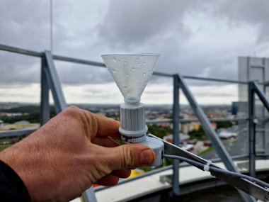 Yağmur sensörü, doğal yağış durumunda otomatik sulama kesintisi sayesinde su tasarrufu sağlıyor. Sensör sulama sisteminin ömrünü kurtarır ve uzatır. 