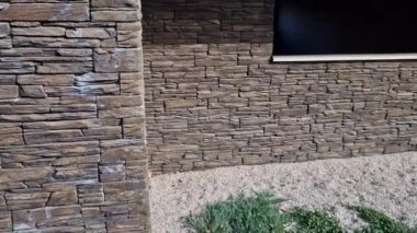 Ev taş kaplamalarla kaplıydı. Asfalttaki su kanalını boşaltmak için. Kireçtaşı kaplama, ön bahçe, arka bahçe.