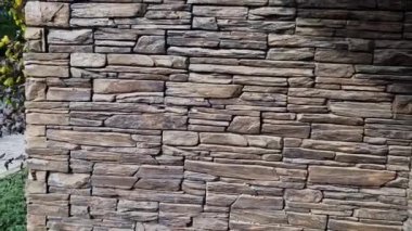 Ev taş kaplamalarla kaplıydı. Asfalttaki su kanalını boşaltmak için. Kireçtaşı kaplama, ön bahçe, arka bahçe.