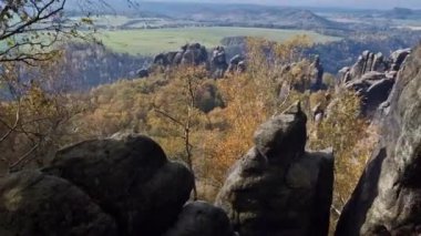 Bir ulusal doğa rezervi olarak doğa koruması ve Çek İsviçre 'nin en büyük turistik merkezlerinden biridir. Bu tuhaf rock şehri kaya kulelerinden oluşuyor.