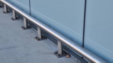 Yeraltı garajının ön cephesinde ve sütunlarında paslanmaz çelik borulardan yapılmış vidalarla tutturulmuş metal bir tampon var. Dört vida ile yere bağlı çerçeve tüp