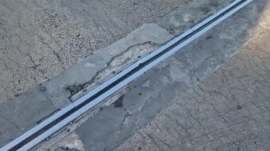 İki genişletilebilir beton gövdenin güvenli bağlantısı için çatı yapısı veya köprü genişlemesi. Metal bir barda lastik eklem, çatlak, aşınmış, video, kaldırım, yenileme, don, tuz, çatlak, ezilmiş