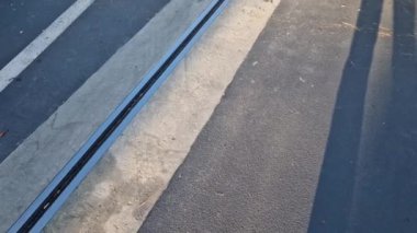 İki genişletilebilir beton gövdenin güvenli bağlantısı için çatı yapısı veya köprü genişlemesi. Metal bir barda lastik eklem, çatlak, aşınmış, video, kaldırım, yenileme, don, tuz, çatlak, ezilmiş