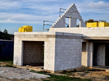 Yüksek basınç altında kireç, kum ve kalsiyum silikatı birleştirilerek üretilen bu tuğlalar, enerji verimliliği ve konforu sağlamak için mükemmel termal yalıtım özellikleri sağlıyor.