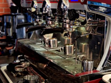  Kaliteli kahve makinesi şirketimiz tarafından ayarlanmalı ve servis edilmelidir. Yetkili bir tamirci kahve demleme pompası ve kompresörüyle ilgili sorunları çözecektir