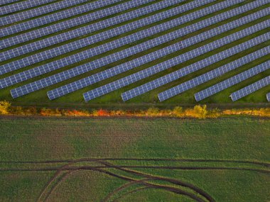 Onlarca kW 'dan birkaç MW' ye çıkan sistemler. Dağıtım sistemine, sonbahar çitlerine, çitlere, portakallara elektrik üretmek ve tedarik etmek amacıyla inşa edilen arazi bazlı tesisler