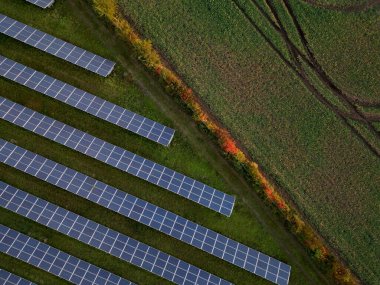 Onlarca kW 'dan birkaç MW' ye çıkan sistemler. Dağıtım sistemine, sonbahar çitlerine, çitlere, portakallara elektrik üretmek ve tedarik etmek amacıyla inşa edilen arazi bazlı tesisler