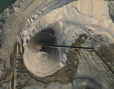 Sahibi, doğal kaynakların çıkarılması için tarlasını satmadı ve arsa zaten suyla çevrili. Emme aletli kum madenciliği.