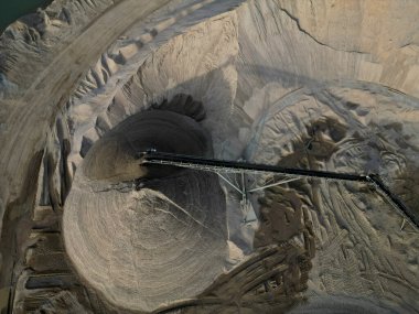 Sahibi, doğal kaynakların çıkarılması için tarlasını satmadı ve arsa zaten suyla çevrili. Emme aletli kum madenciliği.