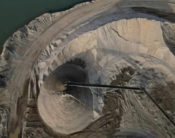 Sahibi, doğal kaynakların çıkarılması için tarlasını satmadı ve arsa zaten suyla çevrili. Emme aletli kum madenciliği.