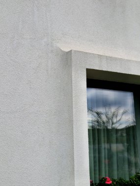 Pencerenin etrafında yuvarlak bir eğim ile evin Cornice yükseltilmiş, kenar