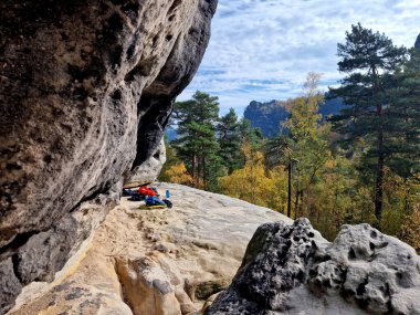 Tırmanışçılar yüksek piramit kayalıklarına tırmanırlar. Sıcak giysileriniz uyku tulumlarınızda, sırt çantalarınızda, su ve yiyecekleriniz kayak sahasının altında kalacak.
