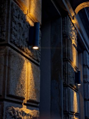 Leke duvar ışığı evin dış cephesini gece koni şeklinde aydınlatıyor. Akşam konumu ve seyrüsefer lambası Gabion duvarında iki yönde parlıyor, toz boyalı.