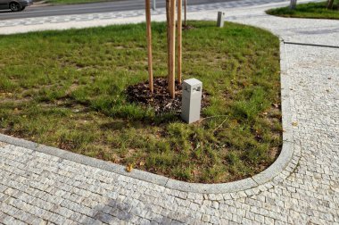 Park ve garaj yolunun ışıklandırması, kaldırımlar da dahil, loş bir ışık. Modern ofis kompleksinde ampul deliği olan prizma.