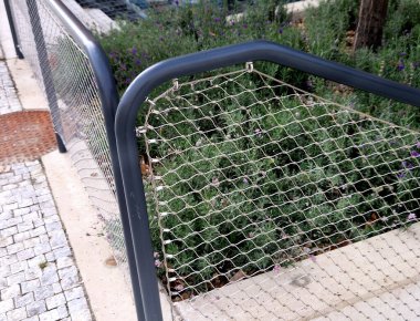 Kalkmış betondan yapılmış bir yatakla bölünmüş geniş bir merdiven. Tırabzanda borulardan yapılmış saplar ve paslanmaz çelik ağ kablosundan yapılmış bir ip var.