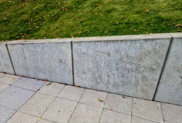Çirkin, köprü önü tünelinin bir çentiğini tutuyor. Beton kaplı istinat duvarı sahte, optik güzellikte duvarlarla kaplı. Kablolar, korkuluklar, çelikle dolu içi boş tuğlalarla çit.