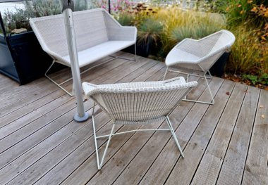 Koltuk, plastik veya kumaştan yapılmış hasır malzemeden yapılmış ve tel bir yapıda örülmüş halatlar. Terasta, çiçek tarhının yanındaki sandalye tropikal meşe ağacından yapılmıştır.