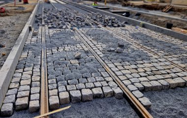 Tramvay rayları arasında granit kaldırım blokları var. Tarihsel şehirde caddelerdeki araçlar için sürücü kartı,