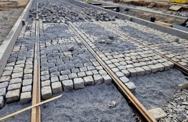 Tramvay rayları arasında granit kaldırım blokları var. Tarihsel şehirde caddelerdeki araçlar için sürücü kartı,