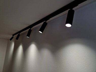 Koridorun tavanı alçıdan yapılmış. Sahnede ya da dükkanda rampayı aydınlatan ışık halojenleriyle donatılmıştır. Tavanda güçlü lambalar varsa daha iyi görünür.