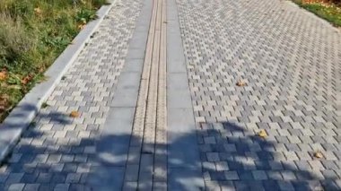 Dokunsal asfalt blokları, engellenmiş kubbeler, tespit edilebilir uyarılar, dokunulabilir fayanslar, dokunulabilir yüzey göstergeleri, yürüyen yüzey göstergeleri veya tespit edilebilir uyarı yüzeyleri de denir.