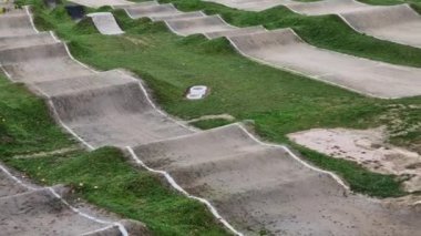 Bisiklet motokros her z bisiklet sporu. Bisiklet sporlarının yanı sıra kaykay ve adrenalin sporlarında kullanılabilen özel bir inşaat ve BMX motoru var.