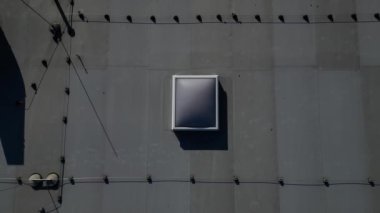  Endüstriyel ve lojistik salonlarının çatısı kademeli olarak güneş panelleriyle dolduruluyor. Kapsayan çatılar endüstriyel geliştiricilerin enerji verimliliğini ve sürdürülebilirlik alanını arttırmasına ve inşa etmesine yardımcı olur 