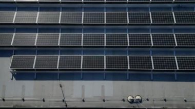  Endüstriyel ve lojistik salonlarının çatısı kademeli olarak güneş panelleriyle dolduruluyor. Kapsayan çatılar endüstriyel geliştiricilerin enerji verimliliğini ve sürdürülebilirlik alanını arttırmasına ve inşa etmesine yardımcı olur 