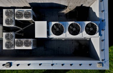 Soğutma üniteleri endüstriyel ya da klima olup, bu soğutma tesislerini soğutmak için kullanılıyor ve havalandırma vantilatörleri çoğunlukla endüstriyel işlemler ve yüksek açılı görüntüler için olan deponun çatısında bulunuyor.