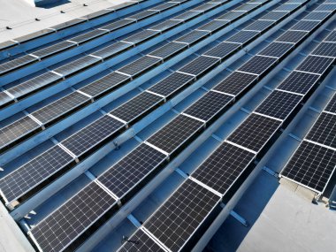 Endüstriyel ve lojistik salonlarının çatısı kademeli olarak güneş panelleriyle dolduruluyor. Kapsayan çatılar endüstriyel geliştiricilerin enerji verimliliğini ve sürdürülebilirlik alanını arttırmasına ve inşa etmesine yardımcı olur 
