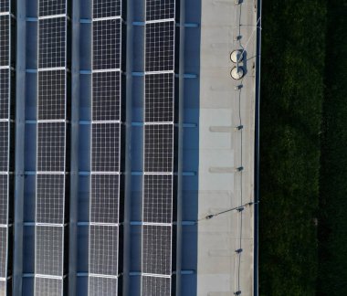 Endüstriyel ve lojistik salonlarının çatısı kademeli olarak güneş panelleriyle dolduruluyor. Kapsayan çatılar endüstriyel geliştiricilerin enerji verimliliğini ve sürdürülebilirlik alanını arttırmasına ve inşa etmesine yardımcı olur 