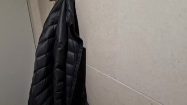 Adam ceketin ceplerini karıştırıyor. Cüzdan ya da telefon gibi değerli şeyler arıyorum. Soyunma odasındaki meslektaşlarımdan çalıyorum. Güvenli olmayan erişime sahip spor salonu