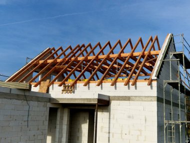 Bir aile evinin uzantısı, kübik şekilli, düz çatılı, geniş pencereli ve teraslı. Üzerinde yalıtım ve kaplama olacak ahşap çerçeve. ekolojik yenilenebilir evler