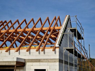 Bir aile evinin uzantısı, kübik şekilli, düz çatılı, geniş pencereli ve teraslı. Üzerinde yalıtım ve kaplama olacak ahşap çerçeve. ekolojik yenilenebilir evler