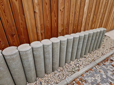 Yerleşim alanları için geri dönüşüm alanı bir tahta kapının arkasında saklı. Açın ve tasnif için ev atıkları biriktirin..