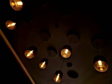 İçerideki endüstriyel görünüş. Işık konisi tavandan gelen lambalar, gece tiyatrosu sahnesi, sahne ışıkları altında şehvetli bir aydınlanma, yakında barınıza gelecek.