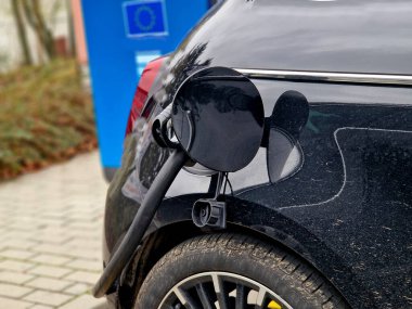 Arabada şarj pilleri soğuk ve karda sorun olabilir. Araçlar arasındaki kablolar kar küreklerken ya da yayalara takılırken otoparkta sorunlara neden olabilir. Çocuklar yüksek voltaja dokunmamalı.