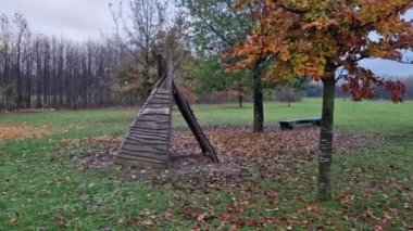 Çadır içeriden anaokulundaki çocuklar için mobilya ile donatılmıştır. Açık hava dersleri çayırdaki oyunlar ve çizimlerle birleşince bir zararı olmaz.