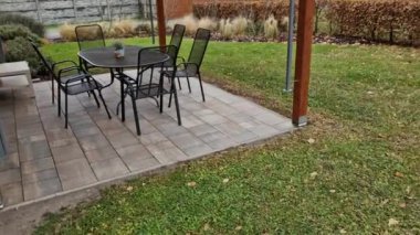 Sonbaharda yapraklar koyu kahverengiyken ve bahara kadar yapraklar yaprak dökerken çit bir uçağı kesiyor. Bahçede çimenli bir Kasım günü. sisli hava