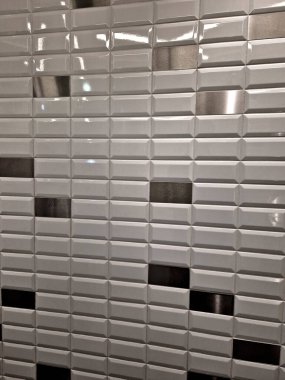 Kenarları eğimli parlak fayanslarla döşenmiş. Bazı karolar metal levhadan yapılır.