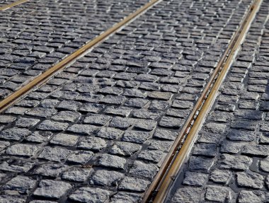 Yeni tramvay rayları. Şehirde, gezinti güvertesinde. Eklemleri ve boşlukları ısıtılmış asfalt mastiklerle dolu tuğlalardan yapılmış asfalt kaplama. Her boşluğu kapatın.