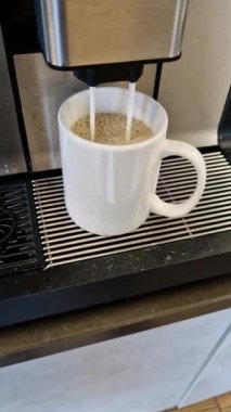 Makineden akan kahve. Bakım ve temizlik, makine işlemleri için önemlidir. kireçlenme sıvılarını kullanarak, kireçsizleştirip durulayarak.